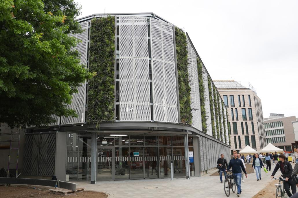 Kiels neues Mega-Parkhaus: Auf drei Etagen parken hier ab sofort über 1.300 Drahtesel – inklusive Lade-Lounge und Trockenspinden!