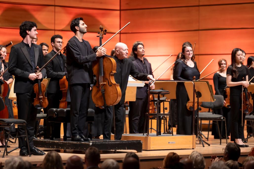 Kian Soltani, Christoph Eschenbach umringt vom Schleswig-Holstein Festival Orchestra. (Foto vom Vorabend in Lübeck.)