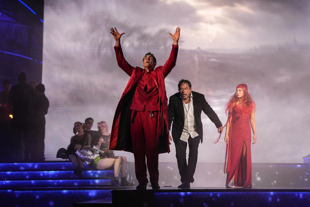 Mischa Warken (Mephisto) und Marko Gebbert (Faust) sind sich schon in „Lazarus“ als Teufel und Verführter begegnet. Im Hintergrund: Tiffany Köberich als Oberhexe