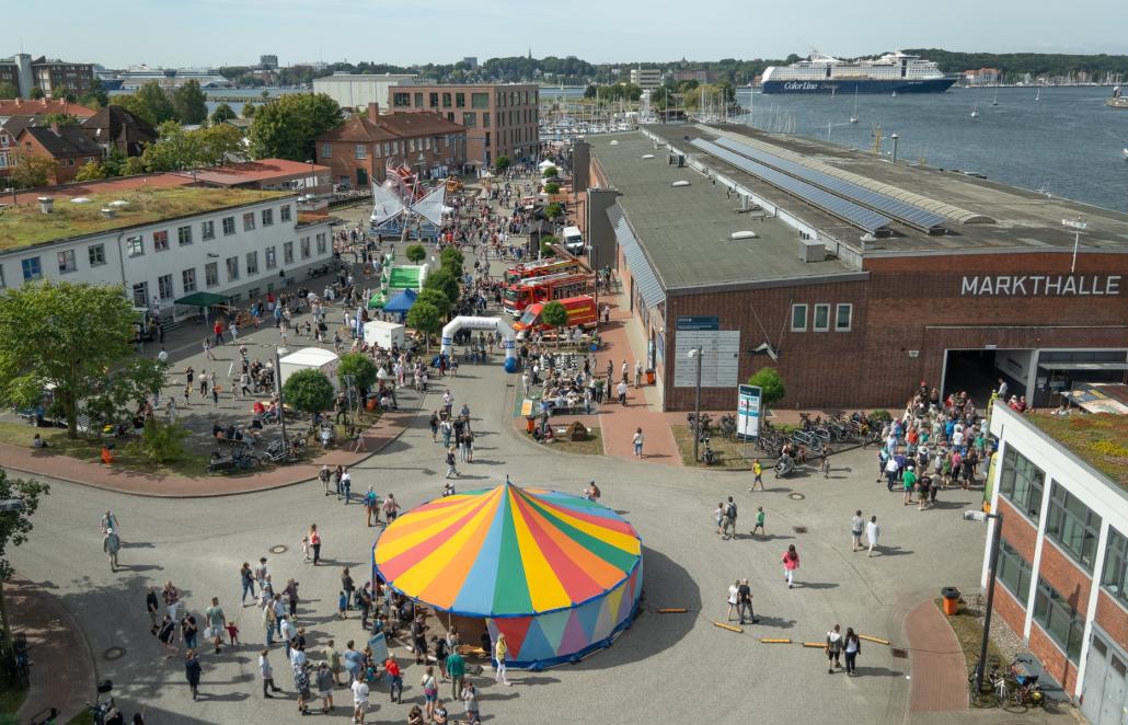 Das Forschungsschiff ALKOR lädt beim Fest „Ahoi Ostufer“ am Seefischmarkt zum Open Ship und Blicke hinter die Kulissen der Wissenschaft ein.