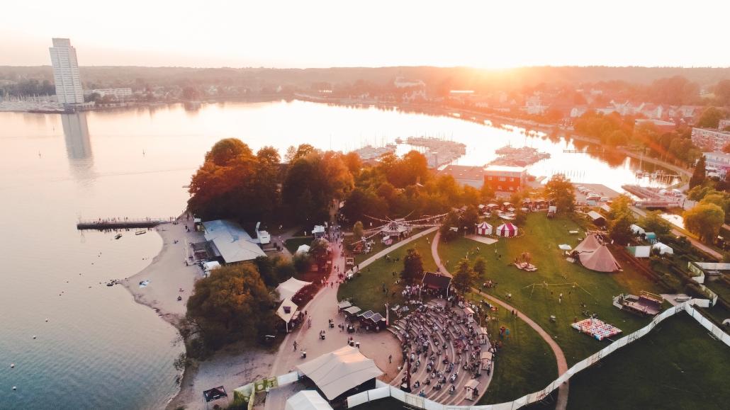 Das NORDEN Festival verwandelt die Schleswiger Königswiesen vom 27. August bis 6. September in eine Kulisse aus Musik, Kleinkunst und Spätsommer-Vibes.