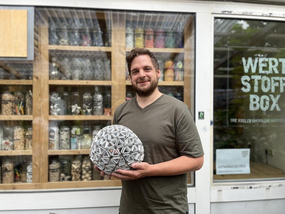 Engagementgesicht im September: Tobias Böcker setzt sich bei der WERTSTOFFBOX KIEL dafür ein, Haushaltsmüll als wertvolle Ressource neu zu entdecken.