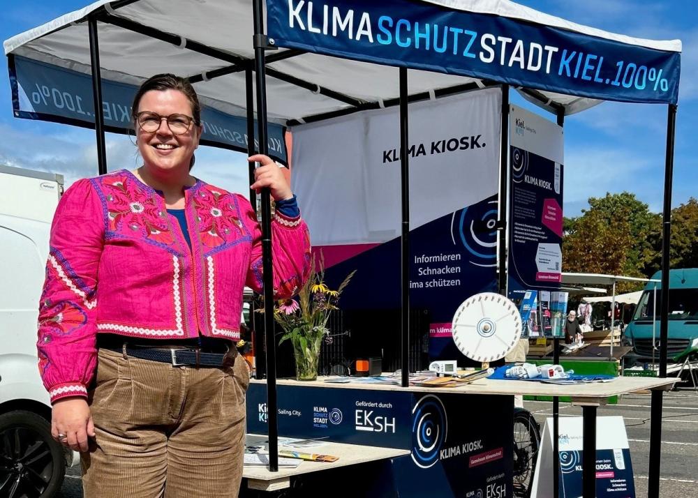 Klimaschutzdezernentin Alke Voß freut sich über die neue mobile Klimaschutz-Beratung per Lastenrad.
