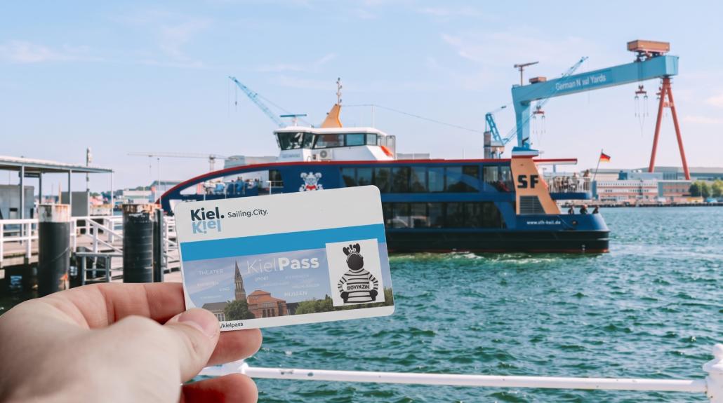 50.000. KielPass im Rathaus-Büro übergeben