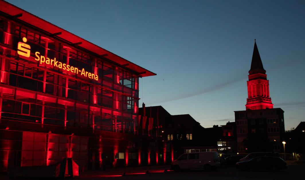 Weihnachten 2022 Kiel Kiel leuchtet in mahnendem Rot KIELerleben