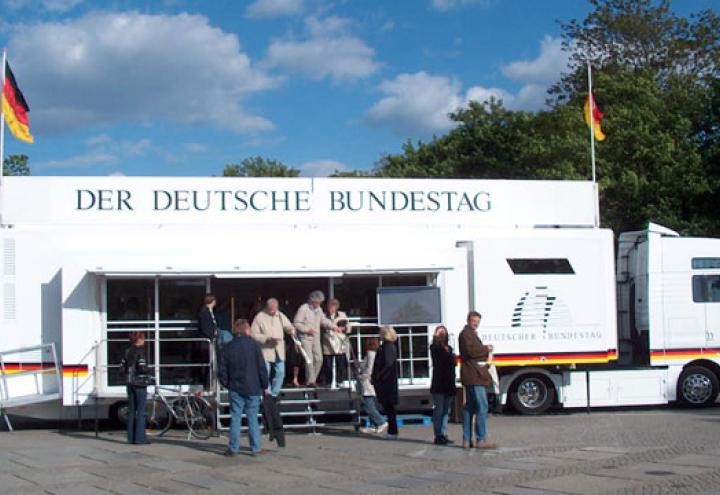 Infomobil des Bundestages in Kiel 