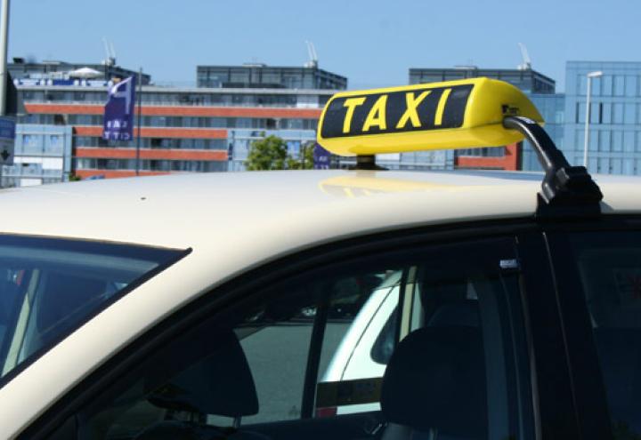Taxifahrerin ausgeraubt 