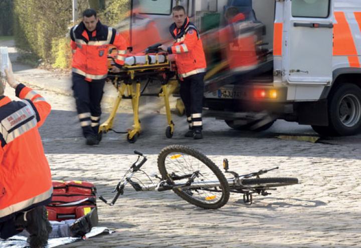 Radfahrer lebensgefährlich verletzt 