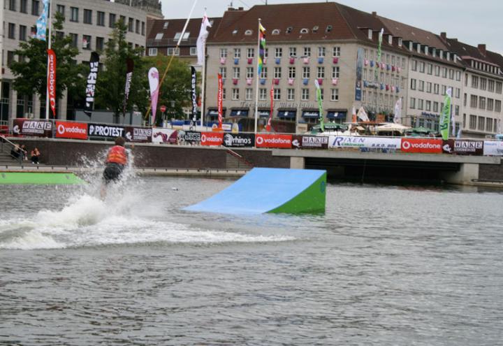 Mit 30 km/h über den Bootshafen 