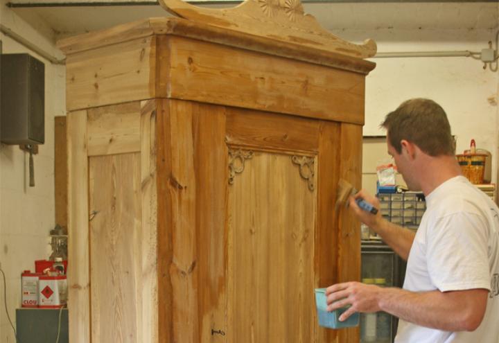 Restauration von antiken Möbeln 