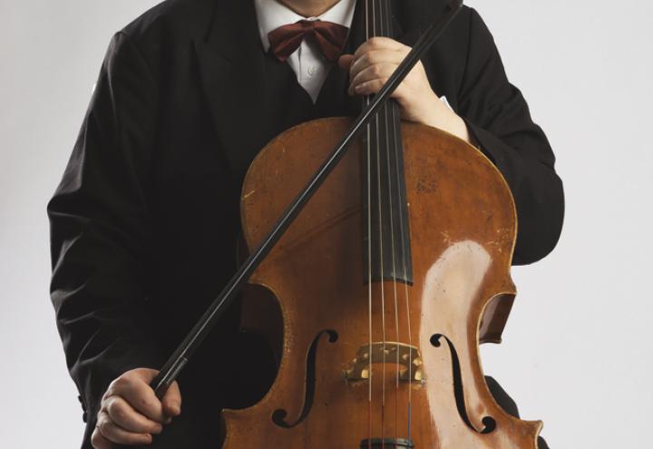 Beckmann spielt Cello 