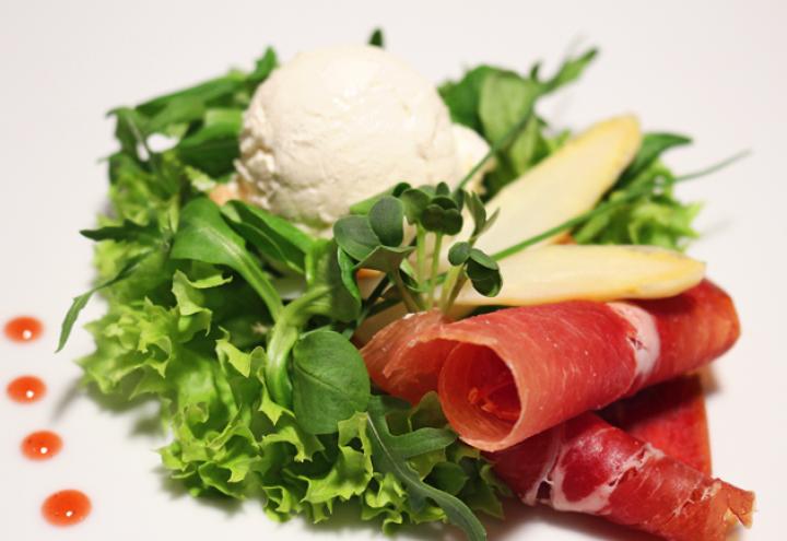 Mousse vom weißen Spargel mit Parmaschinken  