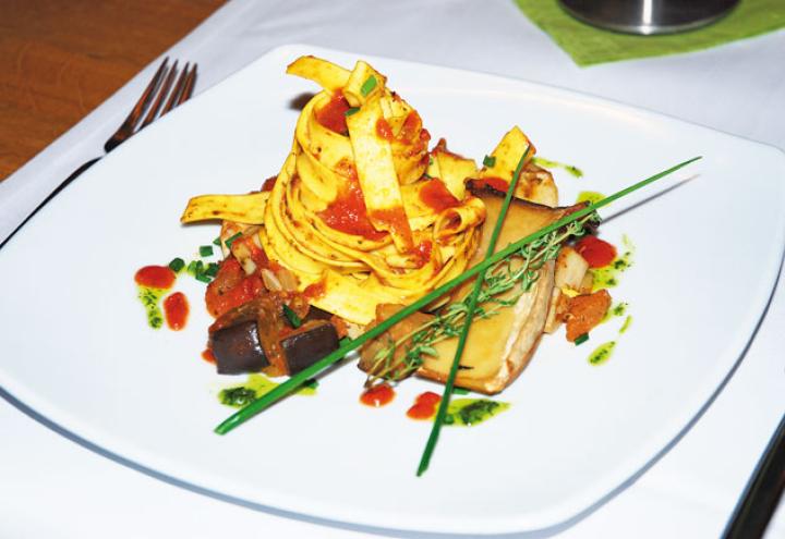 Pappardelle mit Kräuterseitling-Auberginen-Sugo 