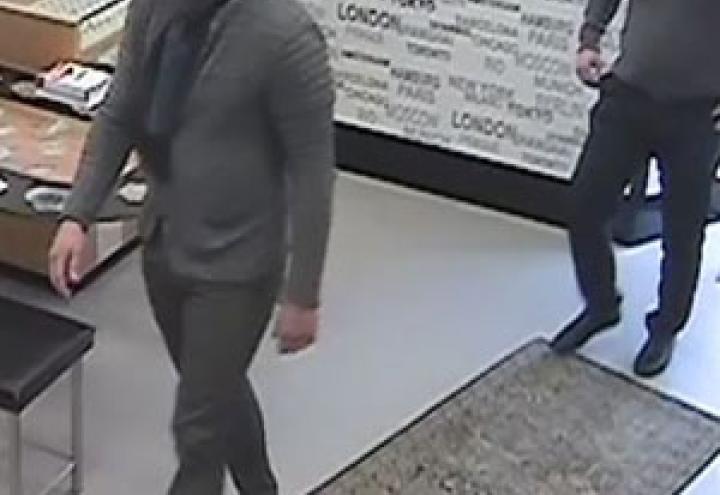 Unbekannte erbeuten Uhren und Schmuck aus Pfandleihgeschäft 