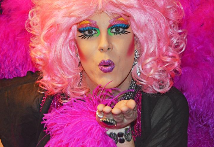 So aufregend ist das Leben von Dragqueen Gina Davis  
