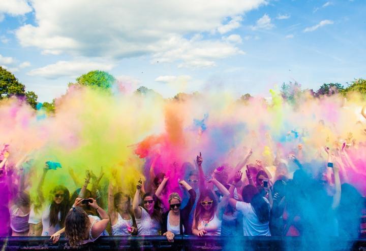 Jetzt wird’s bunt: HOLI GAUDY Festival in Kiel 