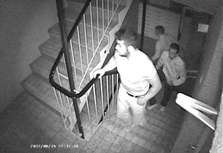 Die Polizei fahndet mit Fotos nach Räubern 