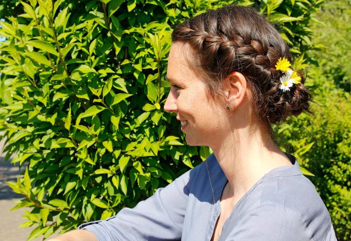 Anleitung für eine Sommer-Flechtfrisur 