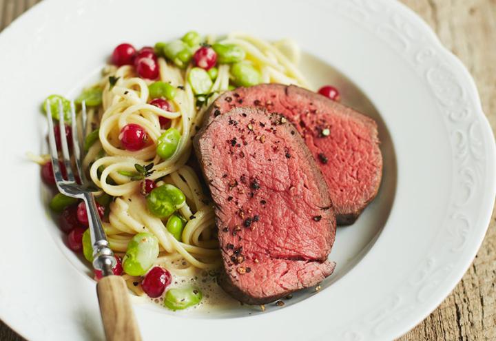 Rezept: Rinderfilet mit Nudeln, Johannisbeeren und dicken Bohnen