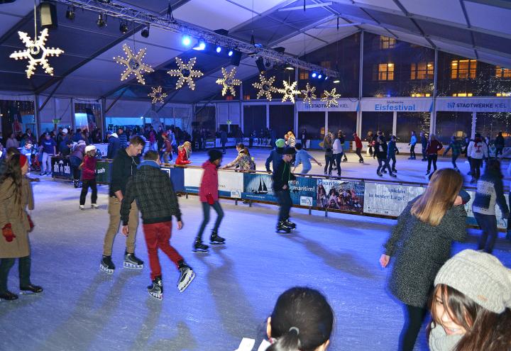 Die Eisbahn in Kiel hat wieder geöffnet 