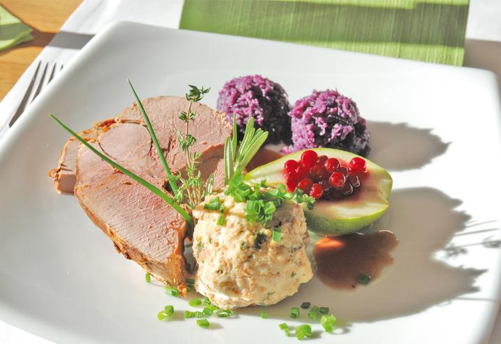 Geschmorte Wildschweinkeule mit Apfel-Rotkohl und Semmelknödeln 