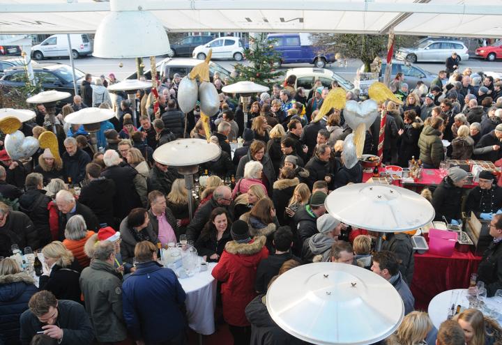 Champagner und Austern im N.i.L. barvital sorgen für Feierlaune