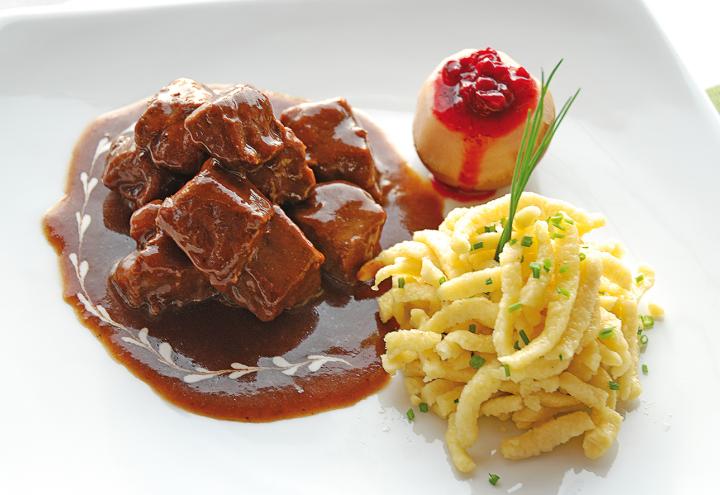 Wildgulasch mit hausgemachten Spätzle 