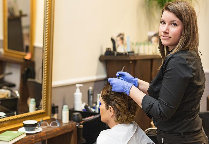 Wellness fürs Haar: Entspannen beim Friseur 