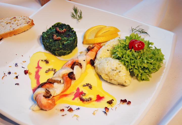 Zopf von Lachs und Seezunge auf Safran-Morchelschaum, Blattspinat und Risottonocken 