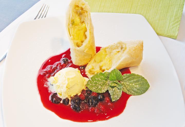 Süß gefüllte Frühlingsrollen auf Vanilleeis 