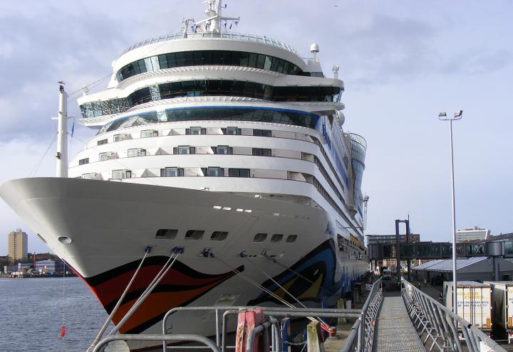 Auftakt zur Kreuzfahrtsaison im Kieler Seehafen 