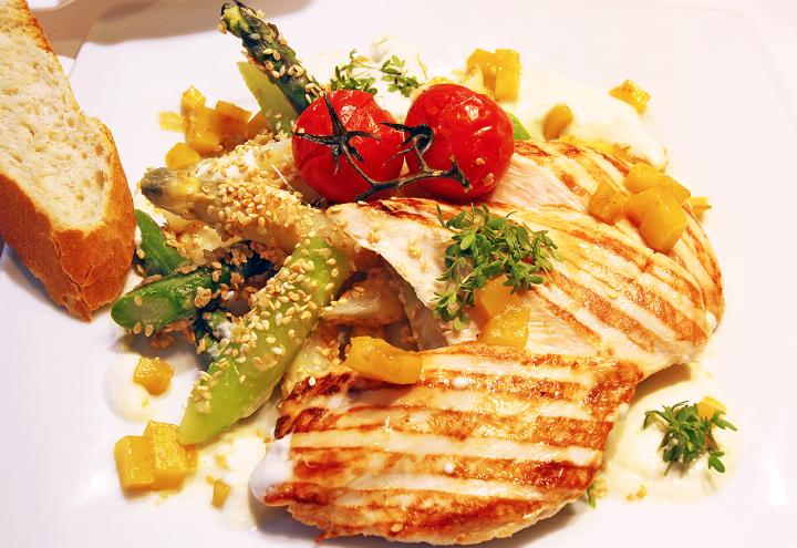 Hähnchenbrust auf grünem und weißem Spargel 
