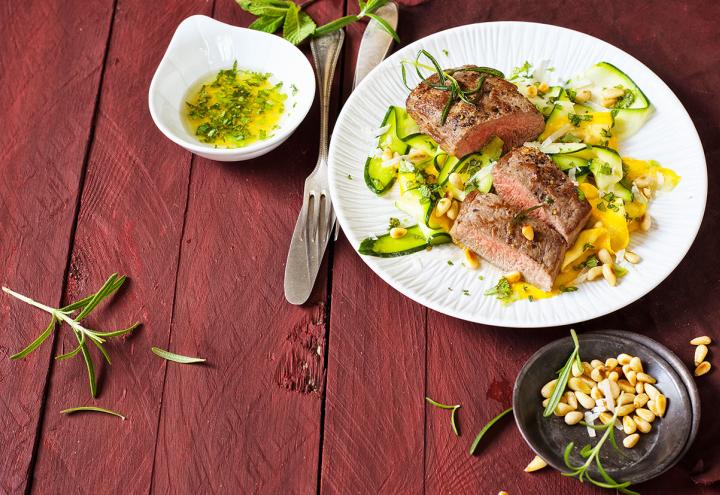 Rezepttipp von Marten Freund: Gebratener Lammlachs mit Salat aus roher Zucchini
