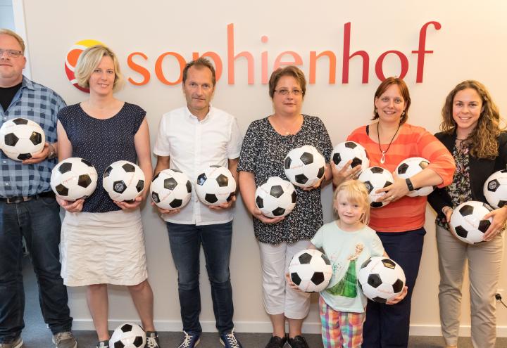 Fußbälle verschenkt im Sophienhof