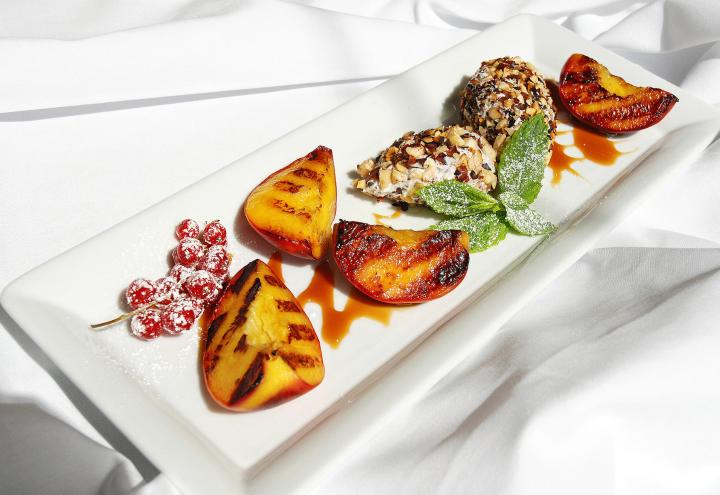 Karamellisierte Pfirsiche mit Ricotta-Nocken