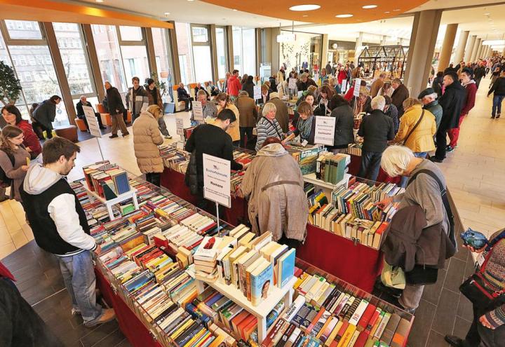 Auf dem Bücherflohmarkt stöbern, was das Zeug hält 