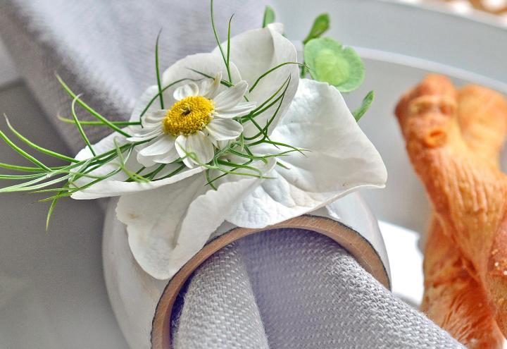 DIY-Tipp: Serviettenring mit Blumen 