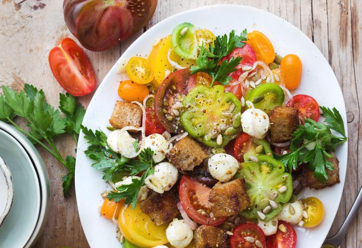 Rezept: Tomatensalat mit knusprigen Brotwürfeln 