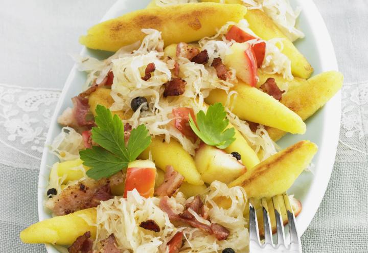Schupfnudel-Pfanne mit Apfel-Sauerkraut