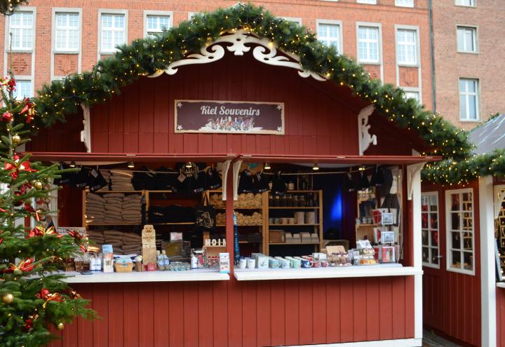 Maritime Souvenirs und 0-Euro-Scheine im weihnachtlichen Gewand 