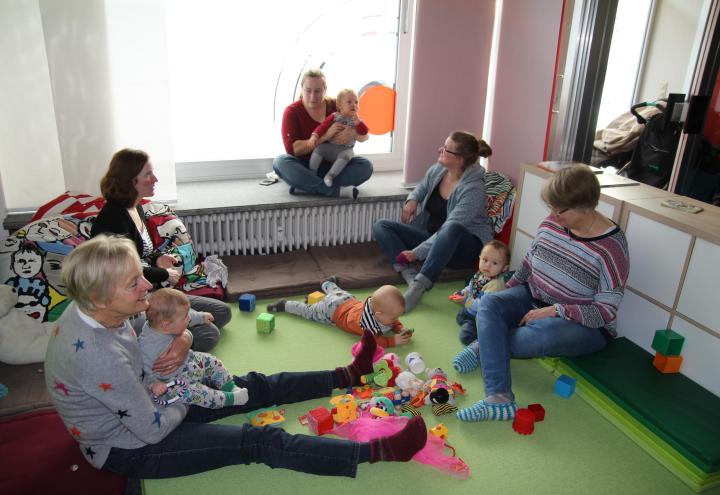 Spielen, Singenund Klönen im Café Kinderwagen 