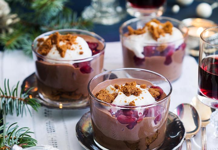 Schokoladen-Kirsch-Trifle mit Spekulatiusstücken 