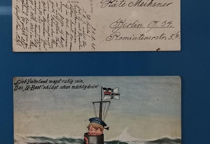 Postkartenausstellung: „Matrosenliebe“ in der Unibibliothek Kiel 