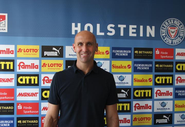 Neuer Trainer für Holstein Kiel ist da! 