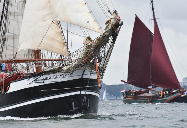 Russisches Segelschulschiff an der Spitze 