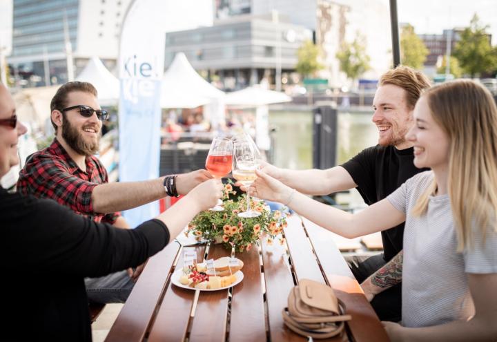 „Käse trifft Wein“ am Kieler Bootshafen 