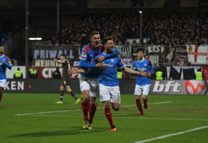 Holstein Kiel bezwingt den FC St. Pauli 