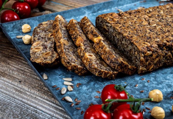 Mehlfreies Nussbrot mit Feigen-Senf-Creme 