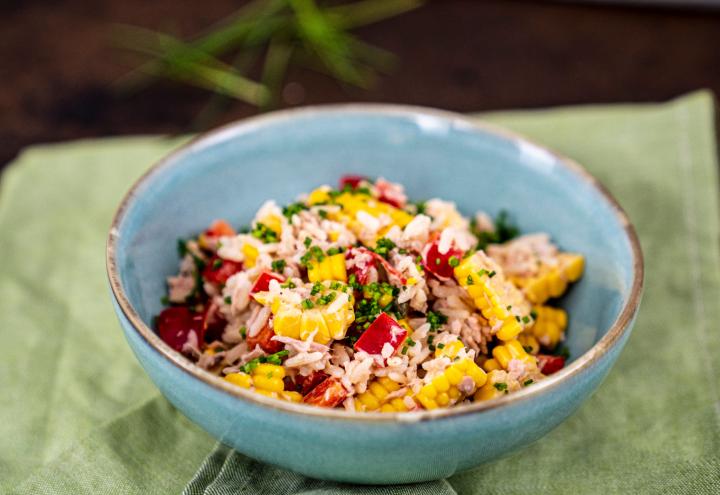 Reissalat mit Kapern, Thunfisch und Paprika mit Tomatensaft 