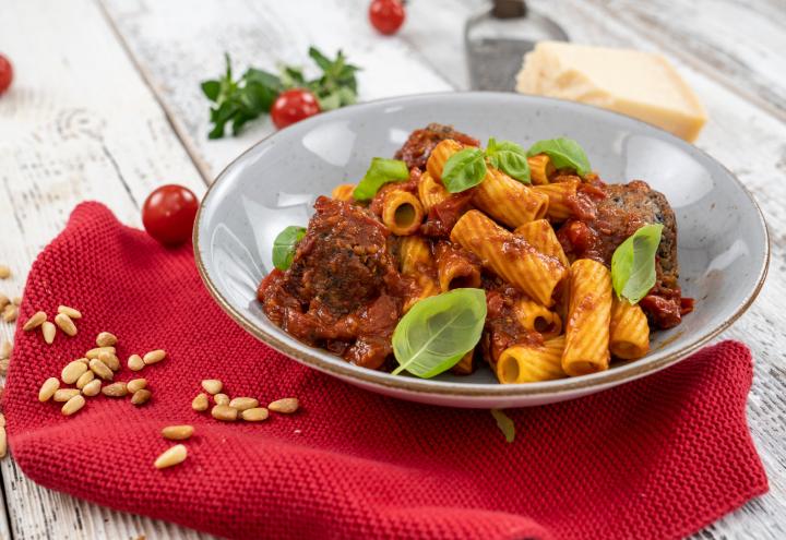 Rigatoni mit Bohnen-Bällchen in Tomatensoße 